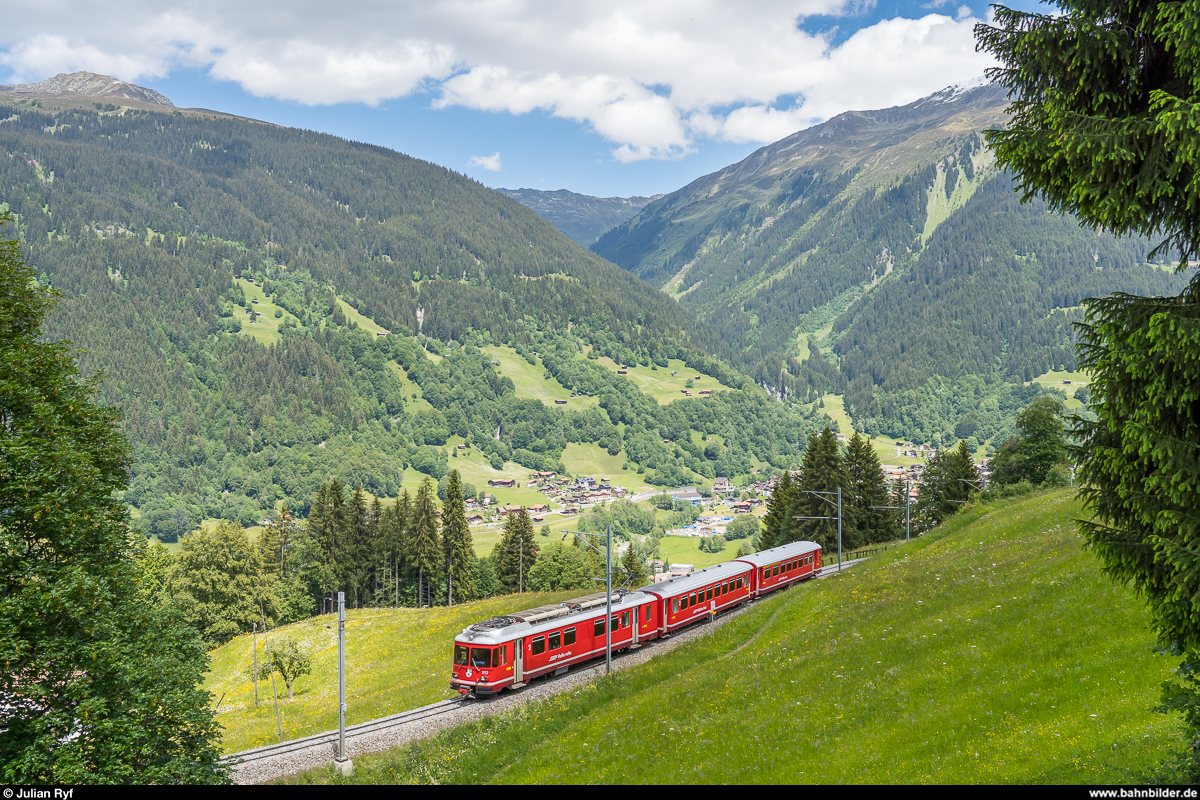 RhB Vorortspendel als RE Klosters - Davos am 12. Juni 2020 bei Cavadürli.
