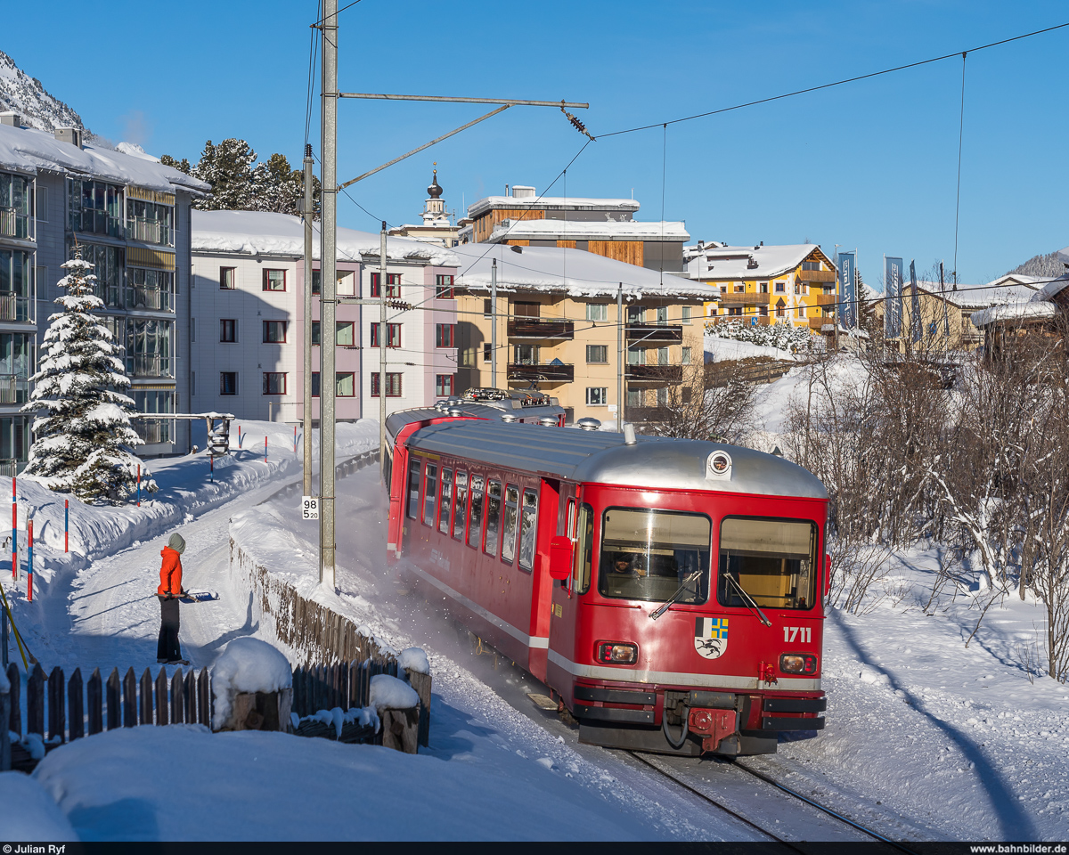 RhB Vorortspendel mit Be 4/4 514 als Ersatzzug für einen RE Landquart - St. Moritz auf dem Abschnitt Samedan - St. Moritz am 16. Januar 2021 in Samedan.