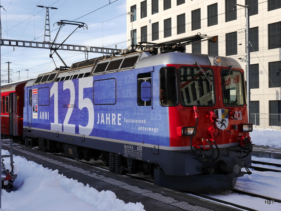 RhB - Werbelok Ge 4/4 623 im Bahnhof Chur am 02.01.2015