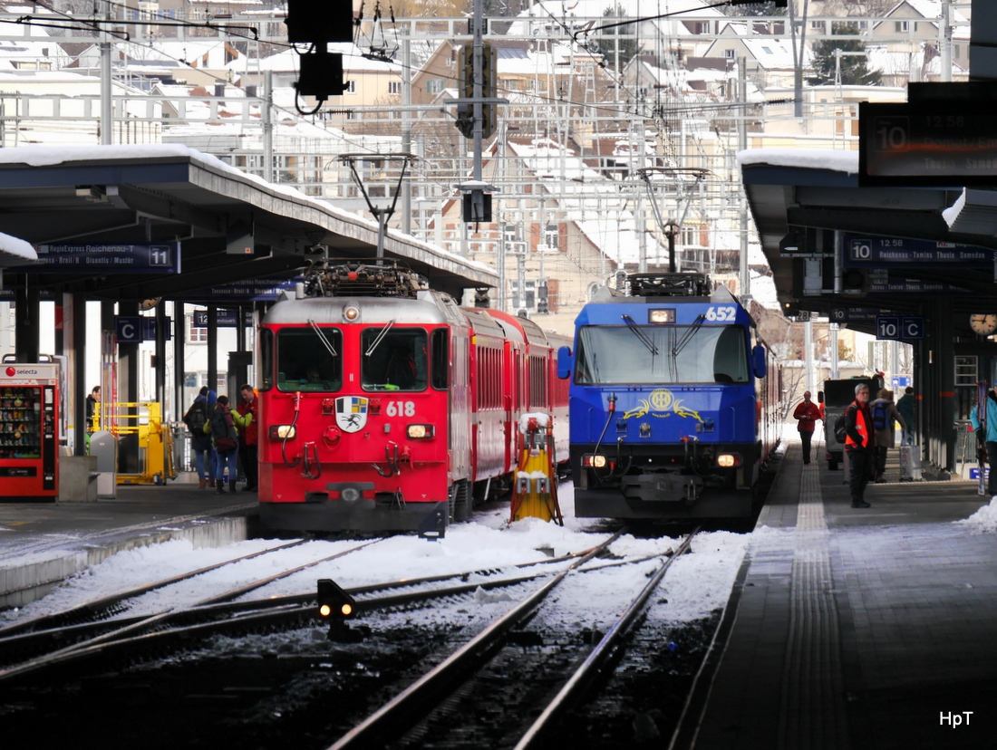RhB - Werbeloks  Ge 4/4 618 und Ge 4/4 652 im Bahnhof Chur am 02.01.2015