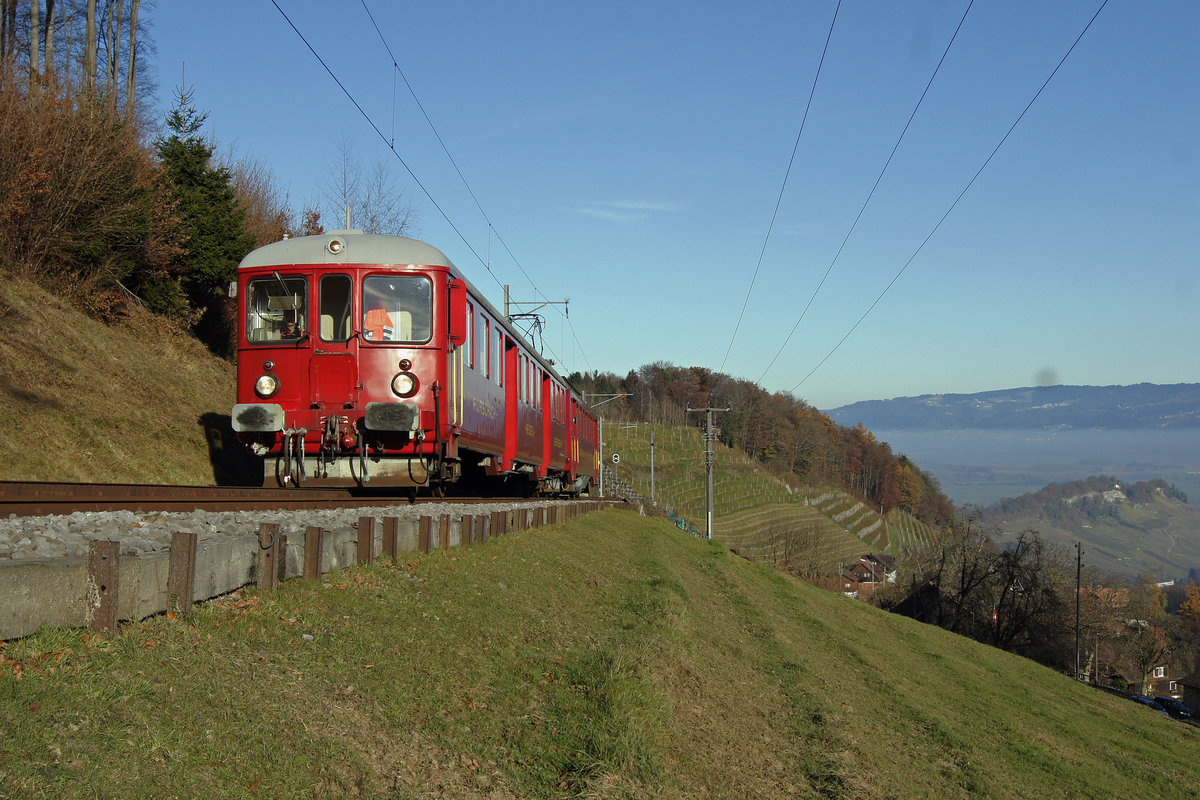 RHB/AB: Alle Jahre wieder findet am ersten Sonntag im Advent der Weihnachtsmarkt in Wienacht-Tobel statt. Wegen dem grossen Besucheransturm wird der Fahrplan zwischen Rorschach und Heiden verdichtet sowie die Züge verstärkt. Die spezielle Zugskreuzung findet in Wienacht-Tobel statt, wo das Stumpengeleise benützt wird.
Die drei Aufnahmen entstanden am 27. November 2011.
Foto: Walter Ruetsch