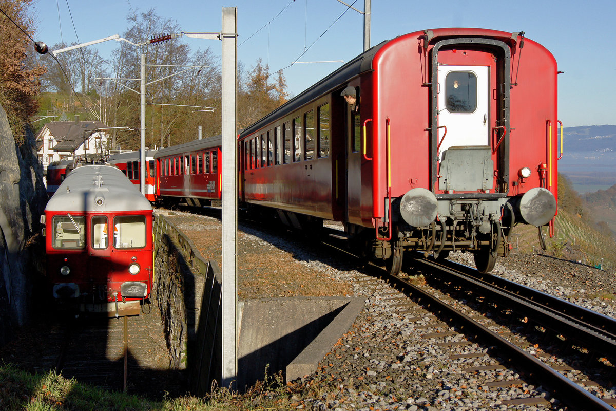 RHB/AB: Alle Jahre wieder findet am ersten Sonntag im Advent der Weihnachtsmarkt in Wienacht-Tobel statt. Wegen dem grossen Besucheransturm wird der Fahrplan zwischen Rorschach und Heiden verdichtet sowie die Züge verstärkt. Die spezielle Zugskreuzung findet in Wienacht-Tobel statt, wo das Stumpengeleise benützt wird.
Die drei Aufnahmen entstanden am 27. November 2011.
Foto: Walter Ruetsch