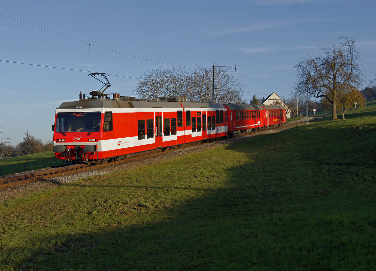RHB/AB: Alle Jahre wieder findet am ersten Sonntag im Advent der Weihnachtsmarkt in Wienacht-Tobel statt. Wegen dem grossen Besucheransturm wird der Fahrplan zwischen Rorschach und Heiden verdichtet sowie die Züge verstärkt. Die spezielle Zugskreuzung findet in Wienacht-Tobel statt, wo das Stumpengeleise benützt wird.
Die drei Aufnahmen entstanden am 27. November 2011.
Foto: Walter Ruetsch