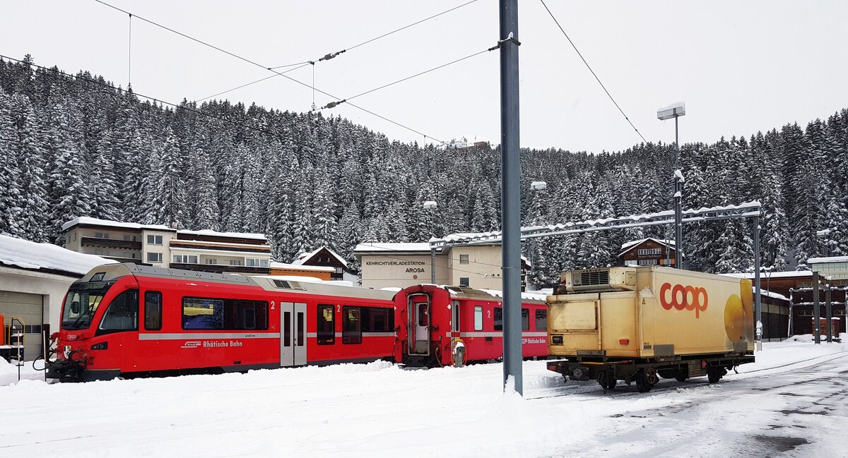 RhB_Chur-Arosa__Güter gehören auf die Bahn. In der Schweiz längst selbstverständlich, wie hier in Arosa.__23-02-2024