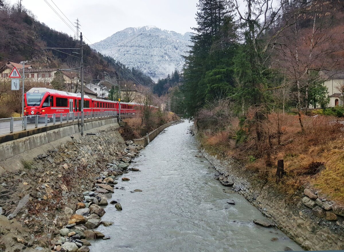 RhB_Chur-Arosa__Strecke entlang der Plessur am Ortsausgang von Chur.__23-02-2024