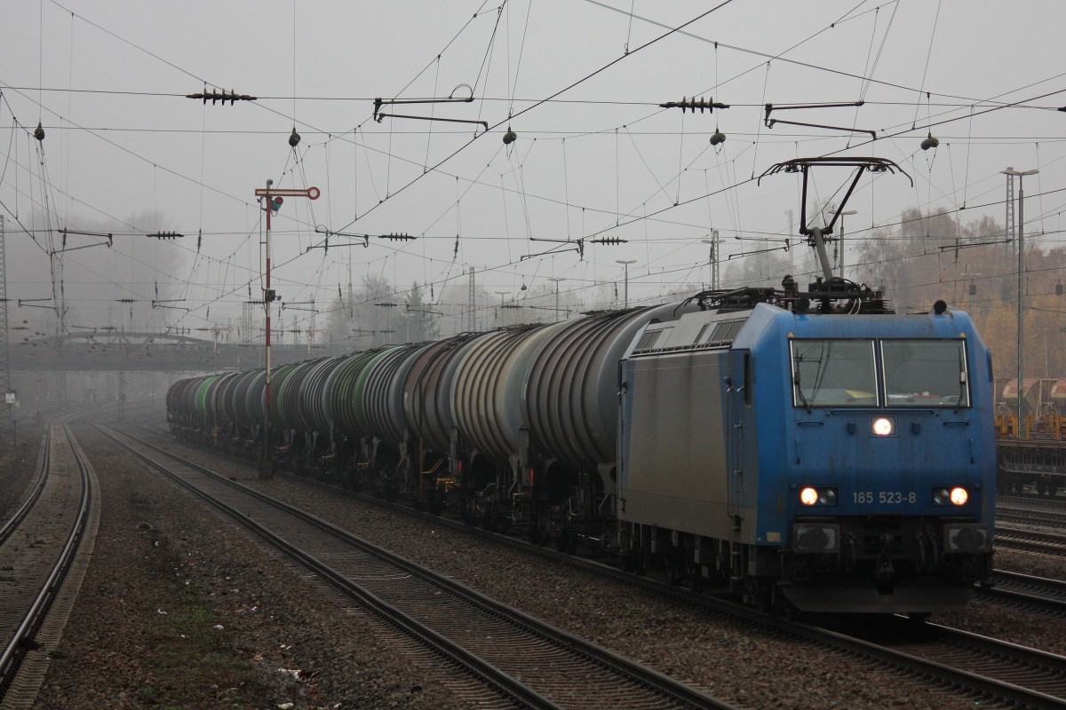 RHC 185 523 am 28.11.13 mit einem Kesselzug in Düsseldorf-Rath.