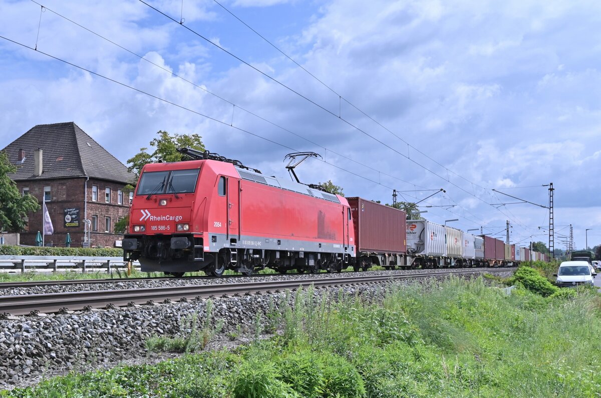 RHC 185 586-5 mit einem Klv durch Thüngersheim gen Karlstadt am Dienstagnachmittag den 31.8.2021