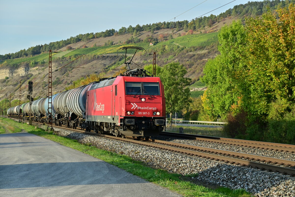 RHC 185 587-3 mit einer Lastmilediesellok am Zugschluß bei Thüngersheim gen Würzburg fahrend. Ich vermute mal das die Fuhre gen Neustadt Donau ging. 7.10.2022