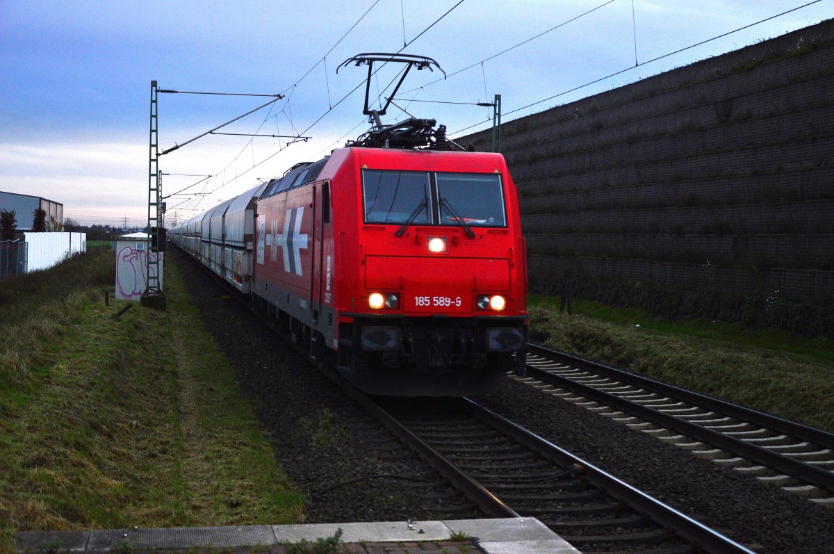 RHC 185 589-9 mit dem Kohlestaubzug, den die DE 668 am Vormittag aus Niederaussem nach Rommerskirchen gebracht hatte und dann nach Köln abgefahren hatte.
Hier ist der Zug nun bei Allerheiligen gen Neuss fahrend zu sehen. Samstag 5.12.2015