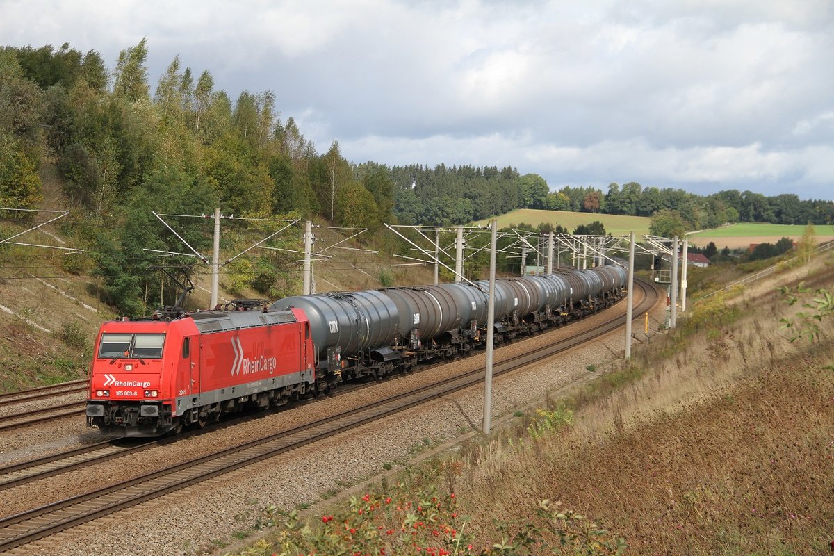 RHC 185 603 mit Kesselzug zum Flughafen München bei der Durchfahrt in Hebertshausen Richtung Flughafen.