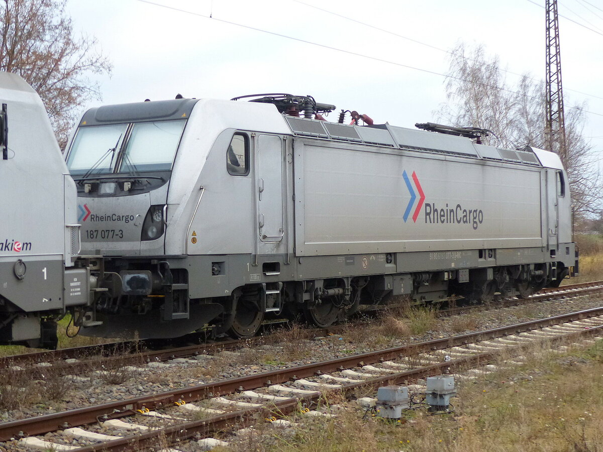 RHC 187 077-3 am 17.12.2021 beim pausieren in Grokorbetha.