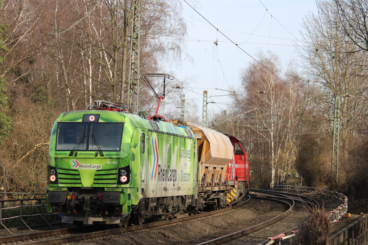 RHC 192 031 zieht durch Gelsenkirchen Buer Nord einen Schadwagen und die 277 033. Am 20.02.2021
