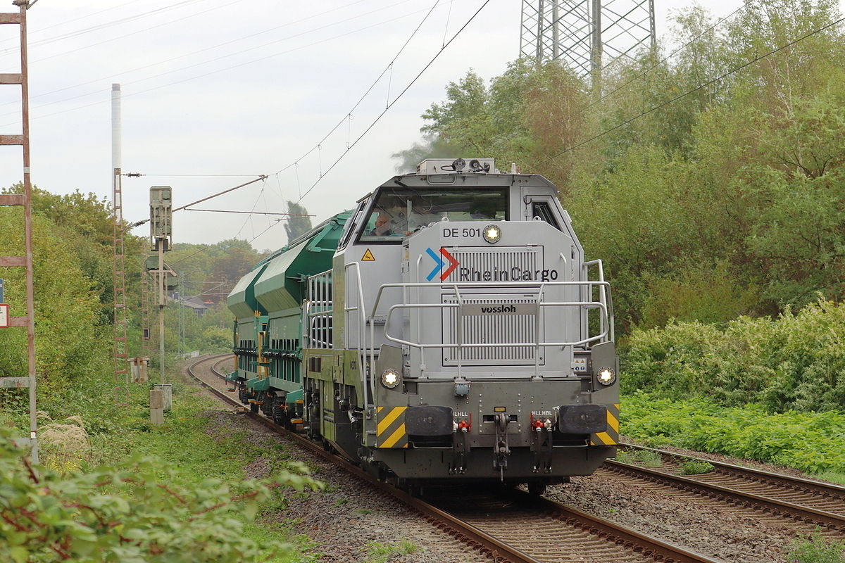 RHC 4185 017-5 kommt mit 2 G�terwagen durch Gelsenkirchen-Bismarck gefahren 19.9.2026