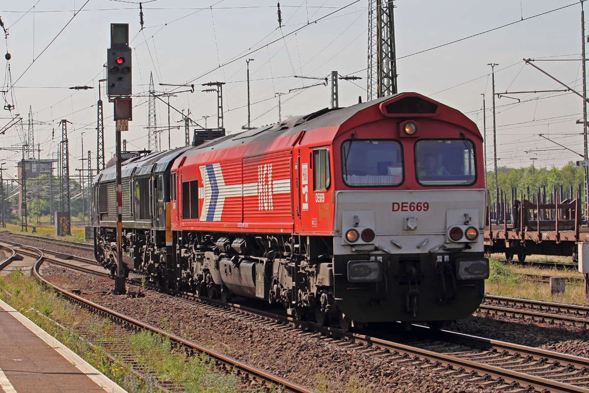 RHC DE 669 (266 069-4) mit DE 675 (266 111-4) durchfahren Duisburg-Bissingheim 10.6.2016