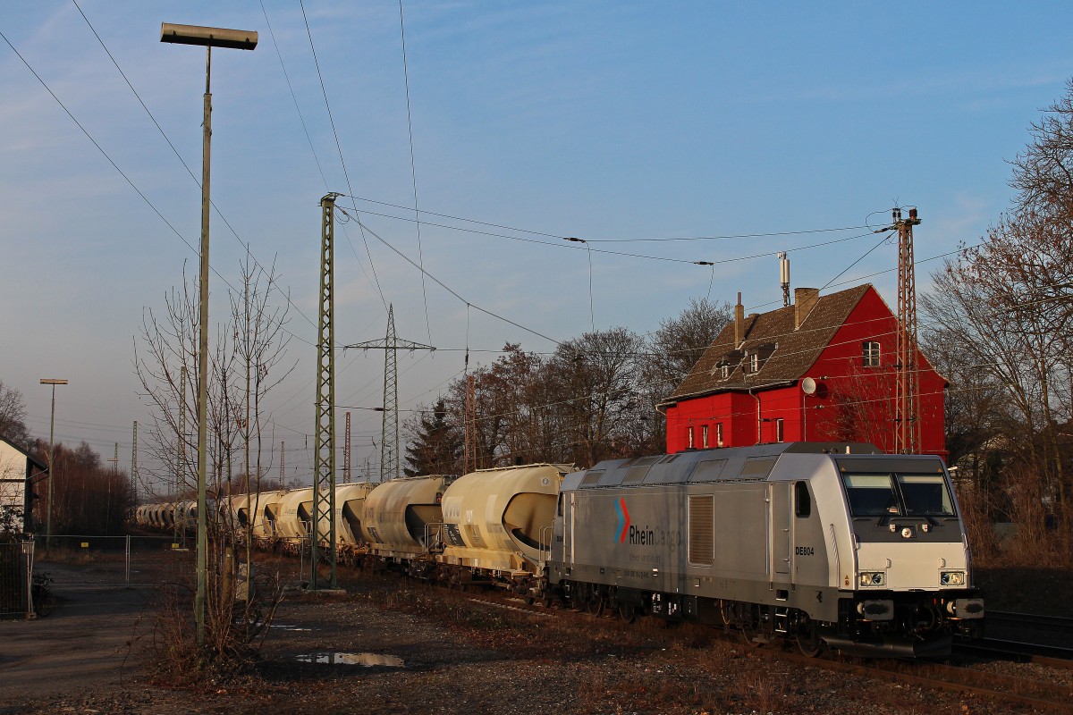 RHC DE 804 (285 115) am 31.1.14 mit einem Kalkzug beim Halt in Ratingen-Lintorf.