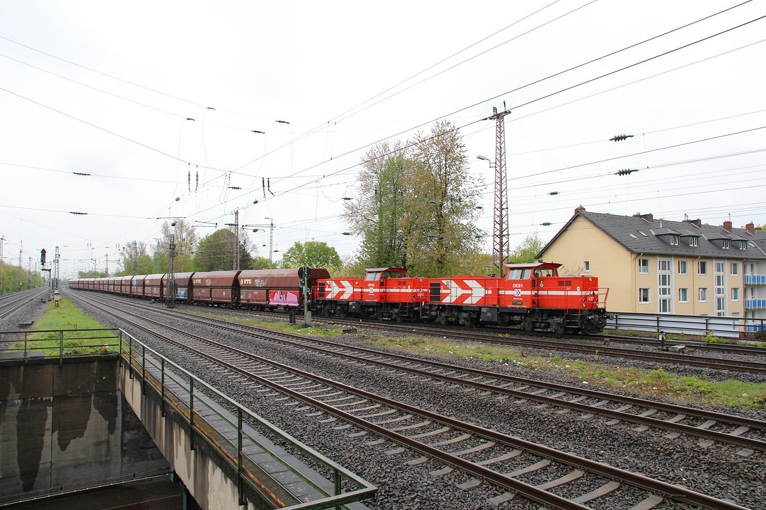 RHC DE 81 + DE 93 erreichen mit einem Güterzug des Quarzsandverkehrs den Güterbahnhof Düsseldorf-Reisholz.
Aufnahmedatum: 30. April 2016