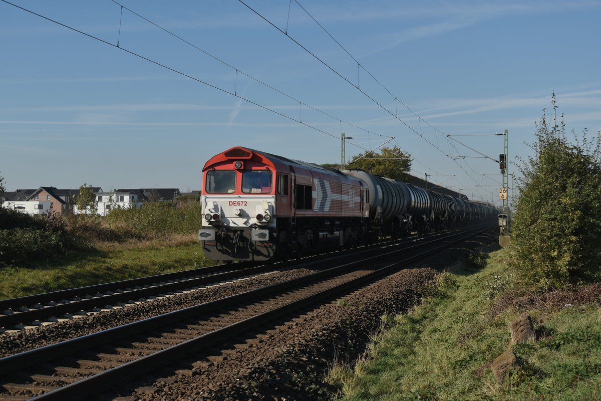 RHC DE672 mit einem Kesselwagenzug bei Allerheiligen gen Nievenheim fahrend 21.10.2018