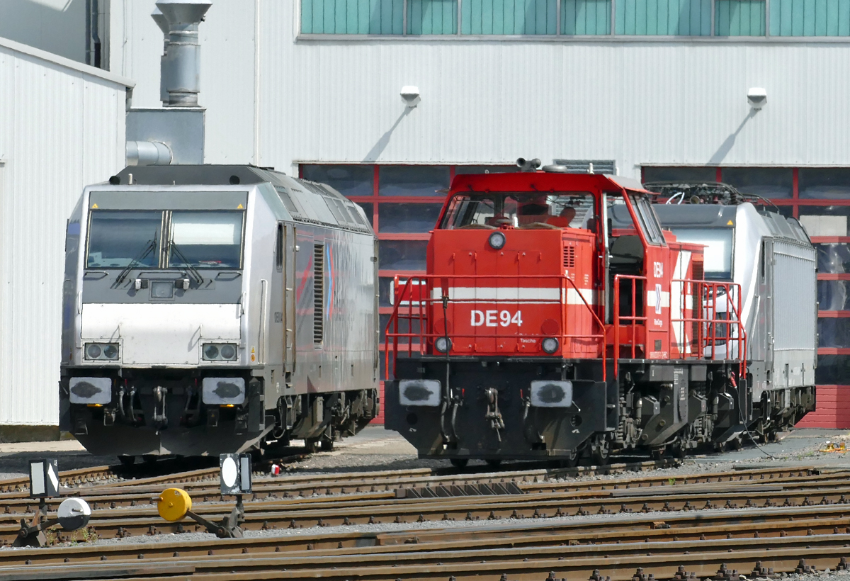 RHC-Dieselloks vor der Werkstatt in Brühl-Vochem (DE 804 (BR 285) und DE 94 (MaK DE 1002), 11.07.2020