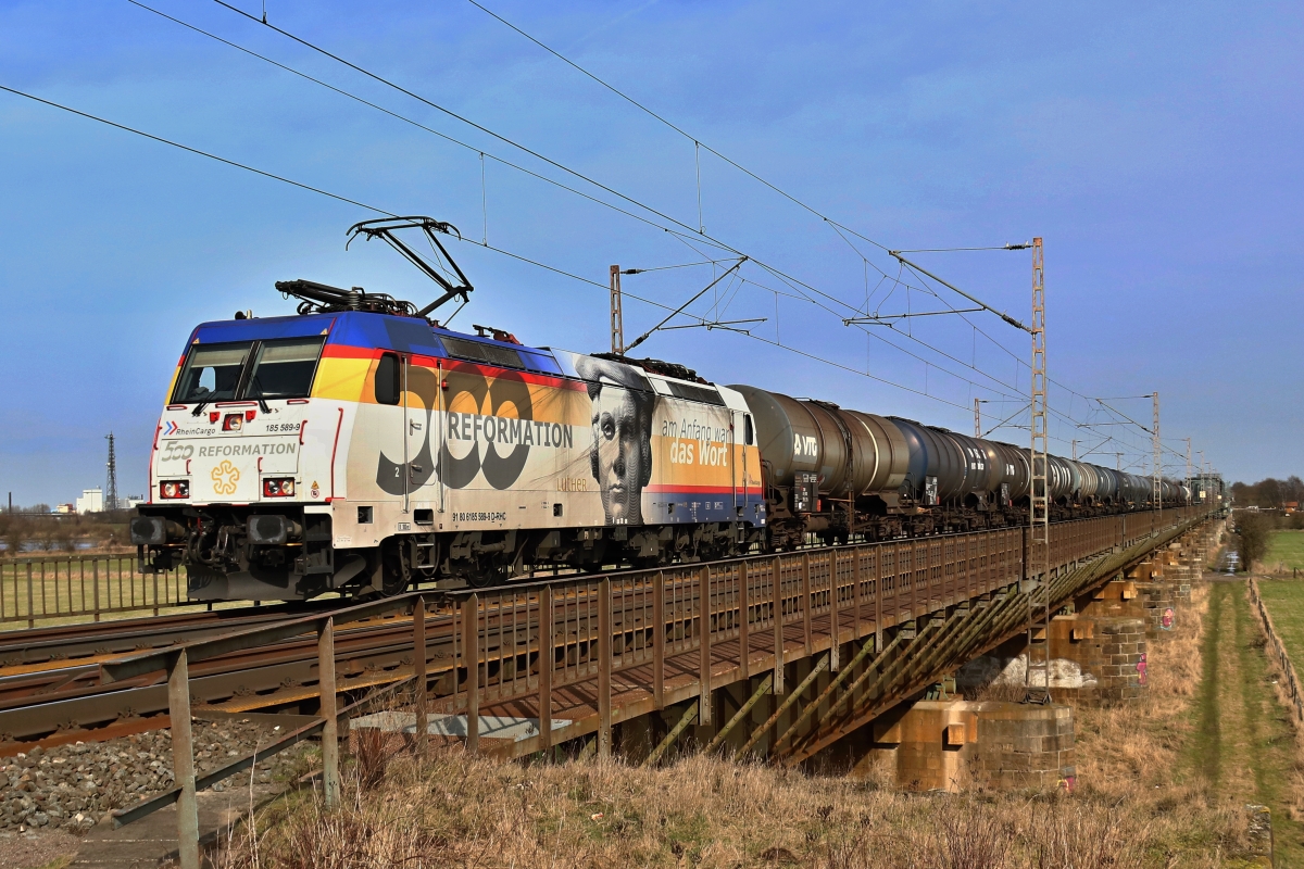 RHC Luther Lok 185 589-9 (NVR: 91 80 6185 589-9 D-RHC) am 04.03.2017 mit Kesselwagen auf der Weserbrücke bei Dreye Richtung Osnabrück unterwegs...
<p>
Weitere Bilder zum Thema Bahnfotografie gibt es auf meiner Site unter:<br> 
<a href= http://www.ralf-bueker.de/Ralf's Eisenbahnbilder.htm target= _blank >Ralf's Eisenbahnbilder