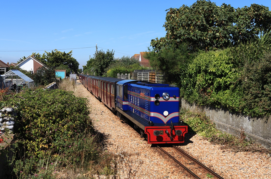 RH&DR Lok 14  Captain Howey , benannt nach dem Schöpfer dieser kleinen  echten Eisenbahn  befährt den eingleisigen Abschnitt bei Lydd on Sea, 07.09.2016. Dieser Abschnitt war auch wie einst die gesamte Strecke zweigleisig ausgebaut. 