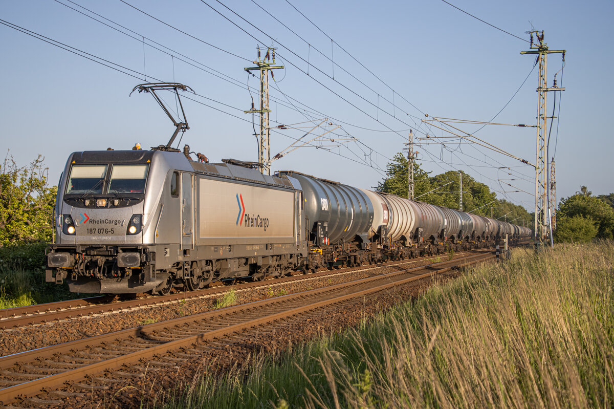 Rhein Cargo 187 076 mit einem Kesselzug von Stendell kommend, aufgenommen am Abzweig Srg (11.06.2022).