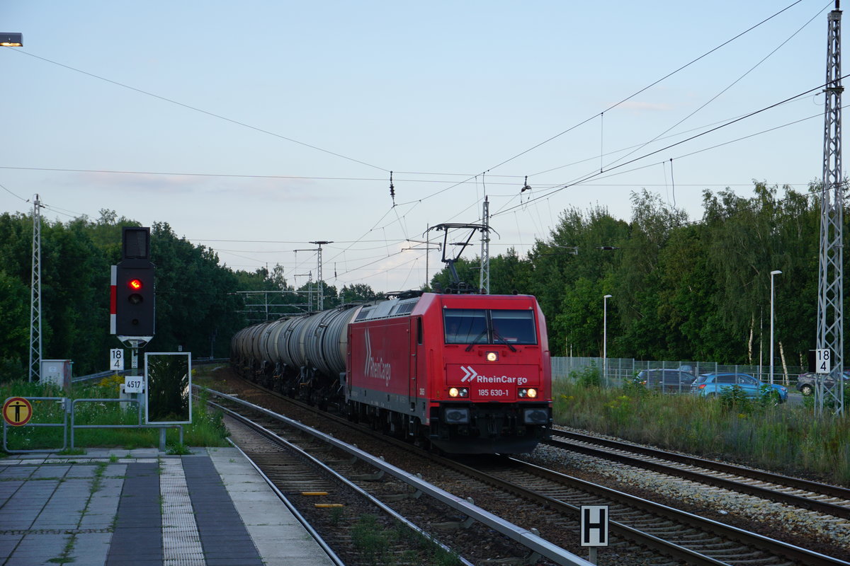 Rhein Chargo 185 630 zieht am 14.08.2017 einen Kesselzug durch Zepernick.