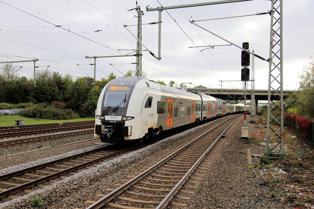 Rhein Ruhr Express 426011 fährt hier als RE 11 nach Hamm am 7.10.2019 um 13.46 Uhr in den Bahnhof Düsseldorf Flughafen ein.