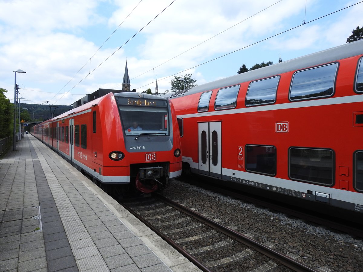 RHEIN-SIEG-EXPRESS NEBEN S-BAHN 425 591-5 IM BAHNHOF KIRCHEN/SIEG
Diese Begegnung gibts auf der Siegstrecke normalerweise nur von KÖLN bis AU/SIEG,
aber am 7.7.2019 wurde beim autofreien SIEGTAL PUR ein S-Bahn-Zug als Sonderzug
bis Siegen eingesetzt...hier im Bahnhof KIRCHEN/SIEG,Stadt der JUNG-LOKOMOTIVEN...