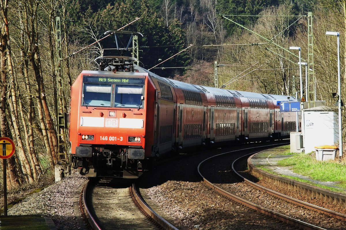 RHEIN-SIEG-EXPRESS RSX KURZ VOR SIEGEN BEI FREUSBURG/SIEG
AACHEN-KÖLN-SIEGEN ist die Stammstrecke des RSX mit den typischen roten
Doppelstockwagen...hier bei der Bergfahrt am 19.3.2019 ist Lok 146 001-3
vorne,bei Talfahrt übernimmt der Steuerwagen.....