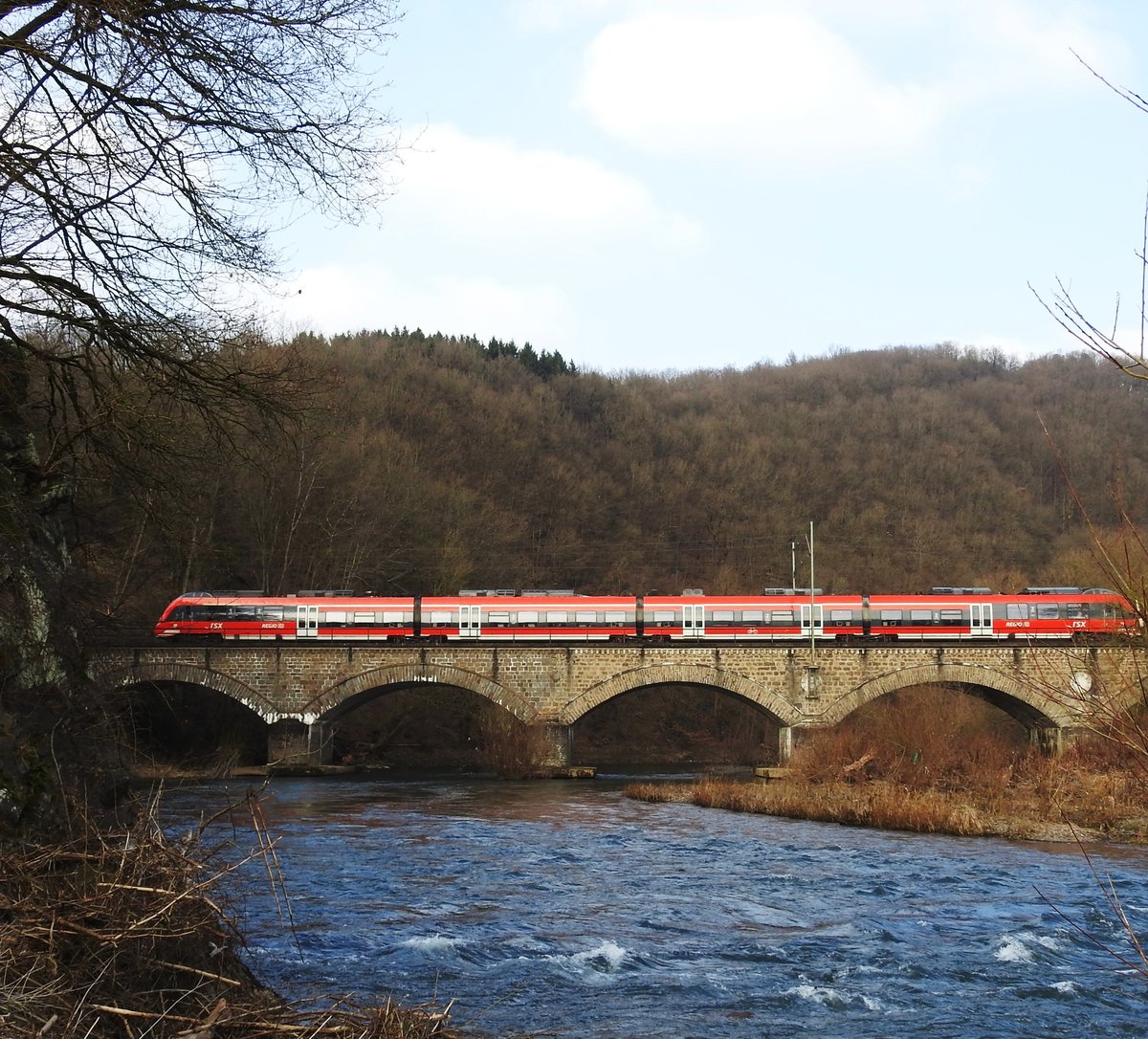 RHEIN-SIEG-EXPRESS ÜBER DER SIEG BEI FÜRTHEN
Der RSX hier einmal in voller Länge beim Überqueren der SIEG über das Viadukt bei
FÜRTHEN auf seiner Fahrt von SIEGEN nach KÖLN/AACHEN am 7.2.2018...