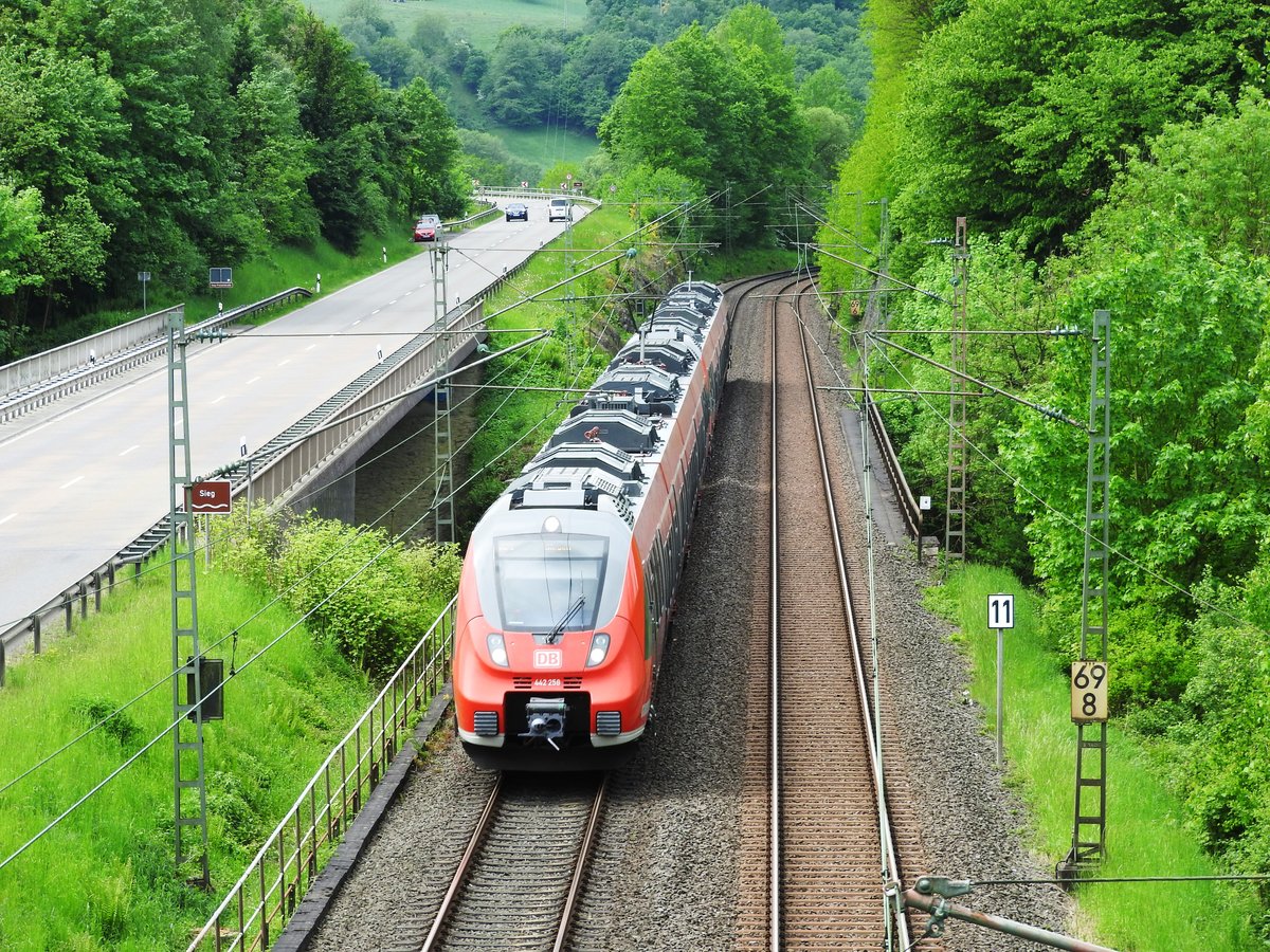 RHEIN-SIEG-REGIOEXPRESS am 4.6.2016

Kurz vor der Einfahrt in den Regio-Bahnhof WISSEN/SIEG auf der Fahrt von AACHEN über
KÖLN auf der SIEGSTRECKE....