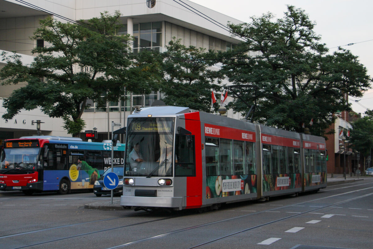 Rheinbahn 2108 mit Werbung für Rewe auf der Linie 709 nach Neuss, Landestheater (Neuss), 11.09.2023