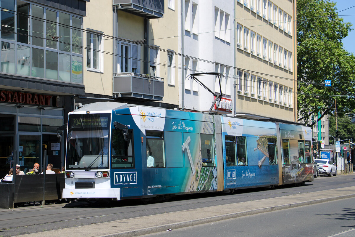 Rheinbahn 2115 mit Werbung für  Schauinsland reisen  auf der Linie 704 nach Universität Nord, Worringer Platz->Düsseldorf Hbf, 14.6.2023
