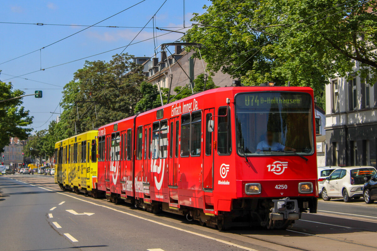 Rheinbahn 4250 (125 Jahre Rheinbahn) mit 4246 (DIE GROßE 20/21) auf der