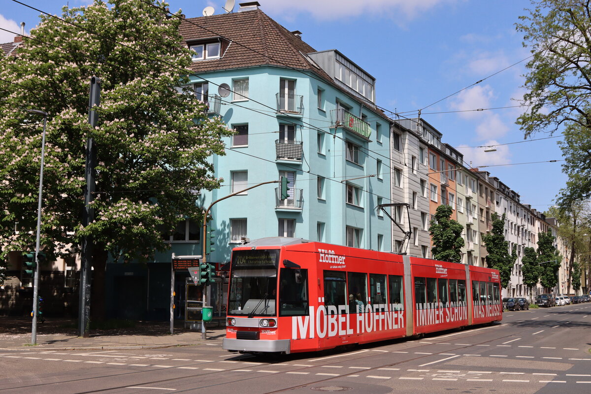 Rheinbahn AG, Wagennummer: 2110(Werbung: Möbel Höffner), Linie: 704 nach Uni-Nord/Christophstraße, Ort: St. Vinzenz Krankenhaus, Datum: 17.05.2023
