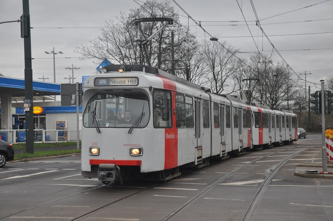 Rheinbahn Düsseldorf Düwag GT8SU 3233 aufgenommen 22/12/2015 am Haltestelle Dominikus-Krankenhaus 