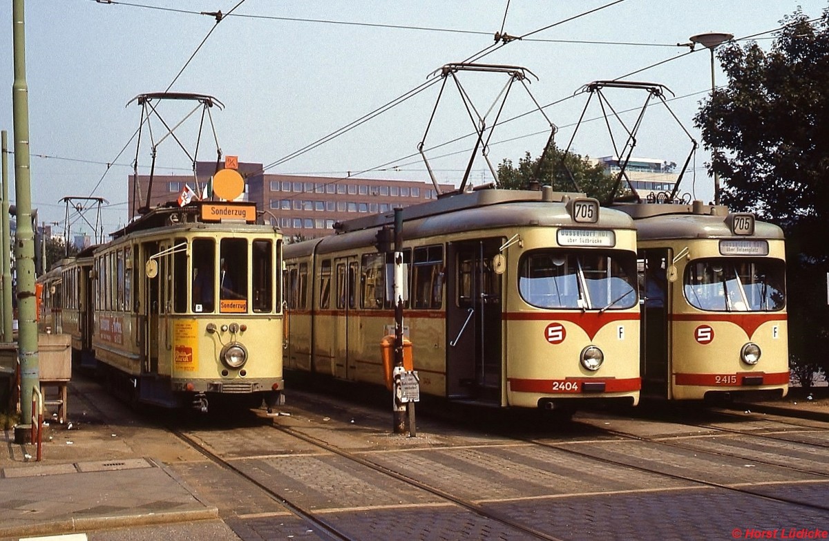 Rheinbahn-Museums-Tw 954 und die beiden GT6 2404 und 2415 im August 1981 in der Endschleife am Hauptbahnhof. Zu diesem Zeitpunkt wurden die beiden Linien nach Neuss als Ringlinie 705 betrieben. Spter erhielt die Linie ber Bilk und die Sdbrcke die Liniennummer 709, die 705 ber die Oberkasseler Brcke und Heerdt verkehrt heute als Stadtbahnlinie U 75. 