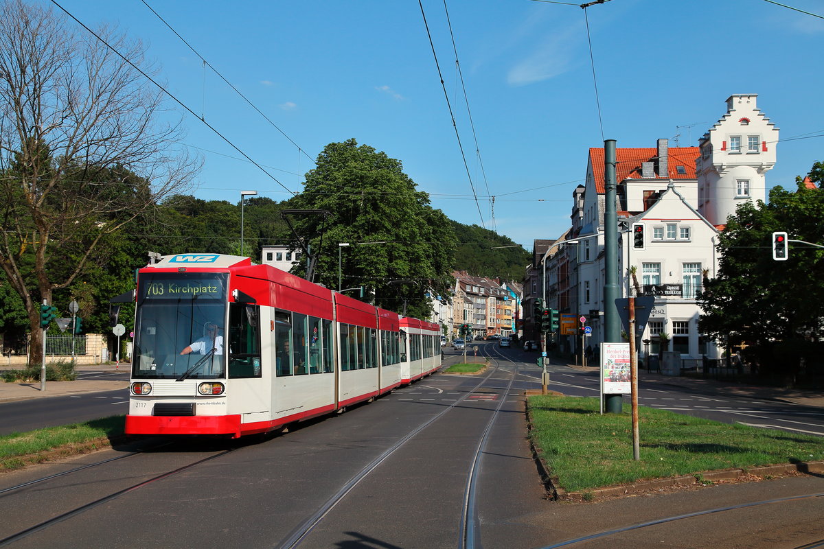 Rheinbahn NF6 Nr. 2117 und ein Schwesterfahrzeug als Linie 703 am Staufenplatz, 31.07.2015.