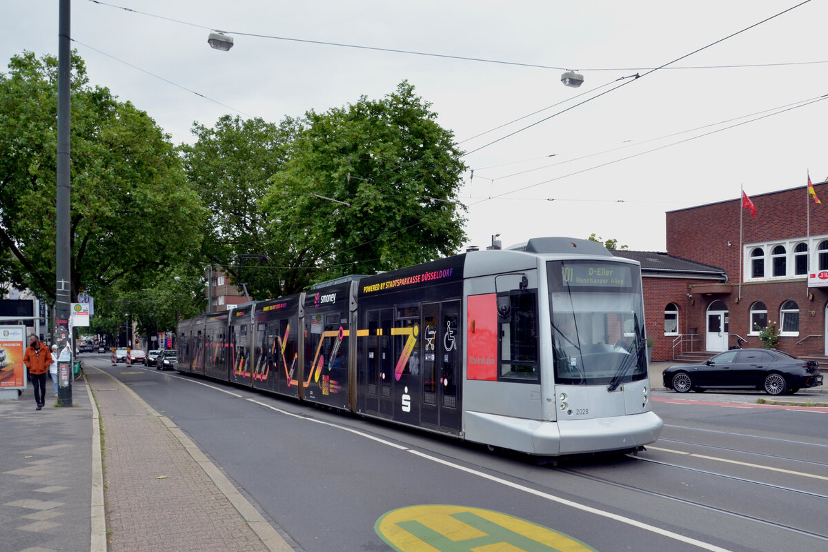 Rheinbahn Tw 2028
Linie 701, D-Eller Vennhauser Allee
Segmentwerbung  smoney 
Düsseldorf, Derendorf S-Bahn
20.06.2024