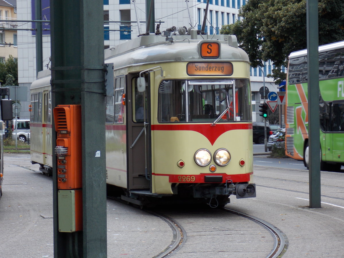 Rheinbahn Tw 2269 steht am Hauptbahnhof und wartet auf seinen Aufbruch zur Drei-Städte-Tour durch Düsseldorf, Neuss und Ratingen. (21.08.2016)