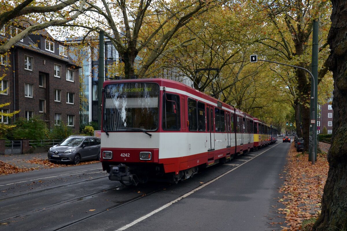 Rheinbahn Tw 4242
Linie U78, Düsseldorf Hbf
Düsseldorf, Golzheimer Platz
02.11.2025