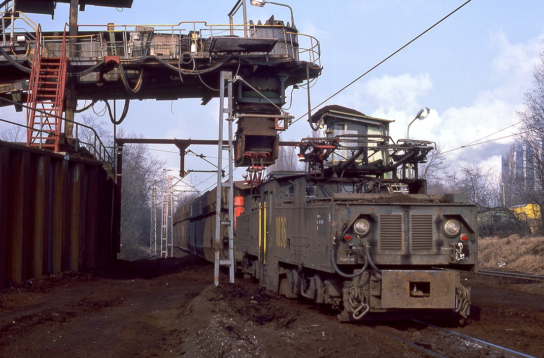 Rheinbraun 1036, Hürth Knapsack, 16.02.1986.
Loading of Ignite / Brown Coal - a former Railway System with movable Tracks at Surface Mining Locations