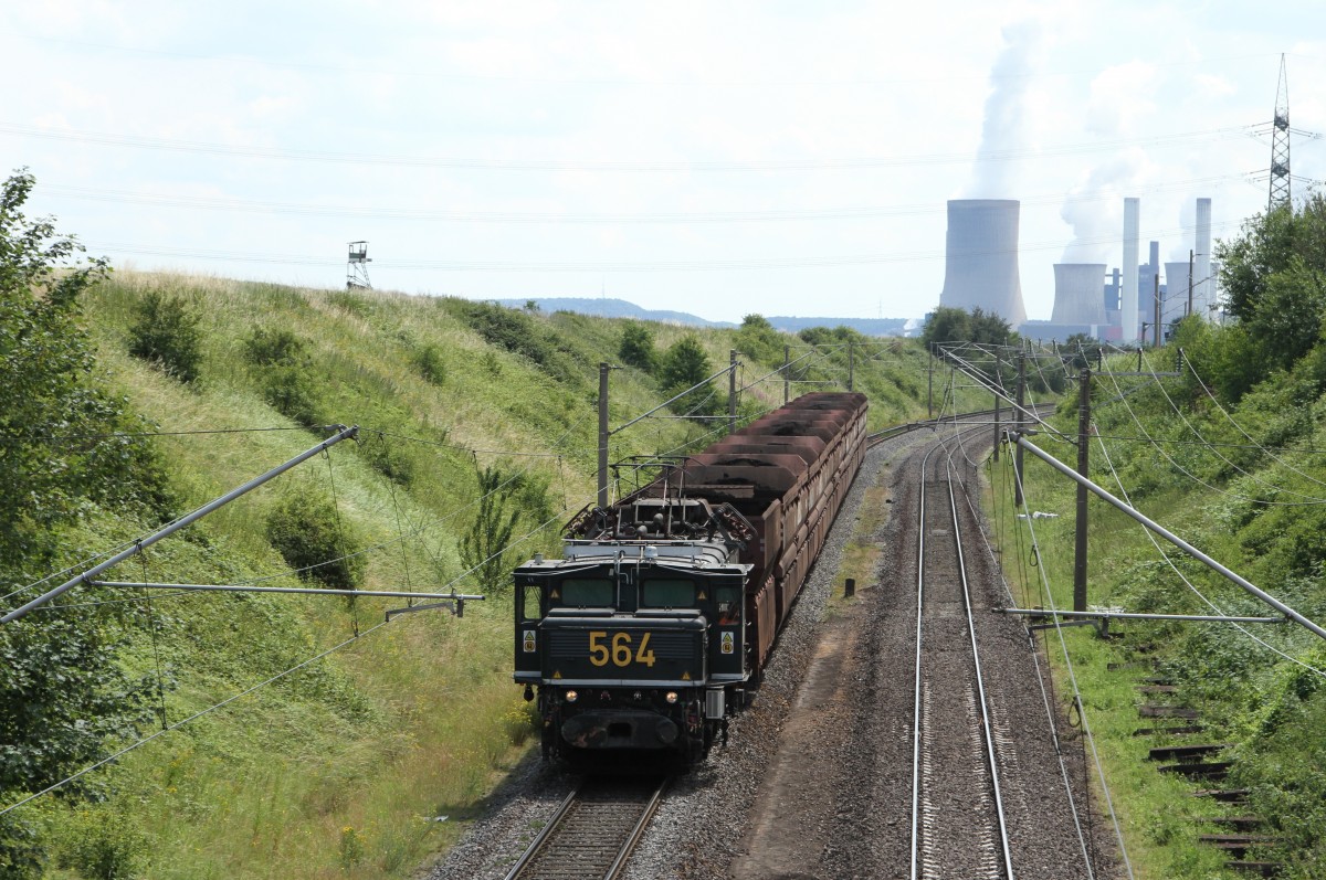 Rheinbraun 564 bei Neurath rtg. Tagebau Garzweiler. Im Hintergrund das Kraftwerk Niederaussem. 26.06.14