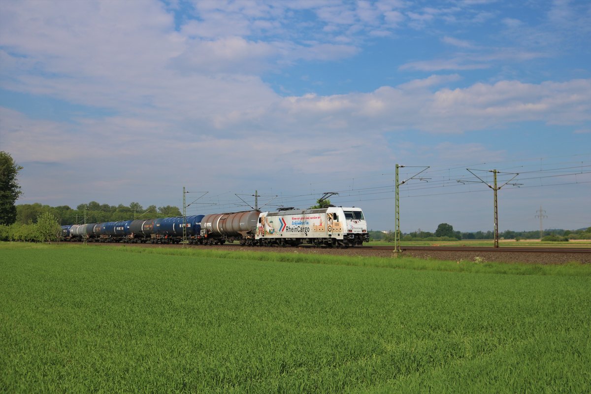Rheincargo 185 349-8 mit Kesselwagen am 10.05.20 bei Langenselbold 
