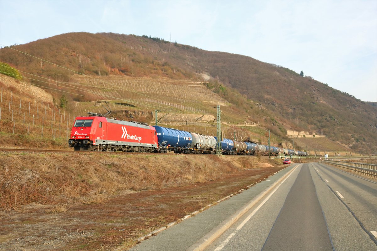 Rheincargo 185 584-0 mit Kesselwagen auf der Rechten Rheinstrecke am 23.02.19 zwischen Assmanshausen und Lorch