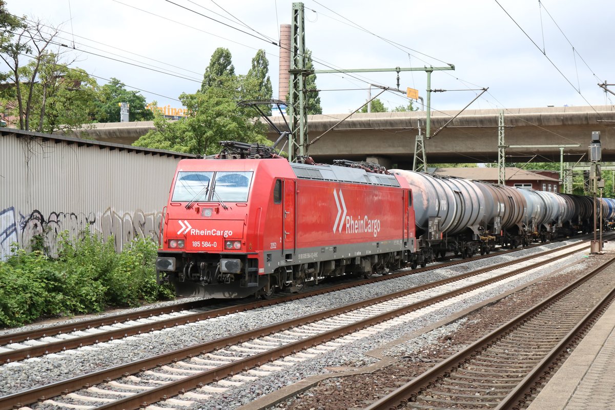 Rheincargo 185 584-0 mit Kesselwagen am 16.07.19 in Hamburg Harburg vom Bahnsteig aus fotografiert