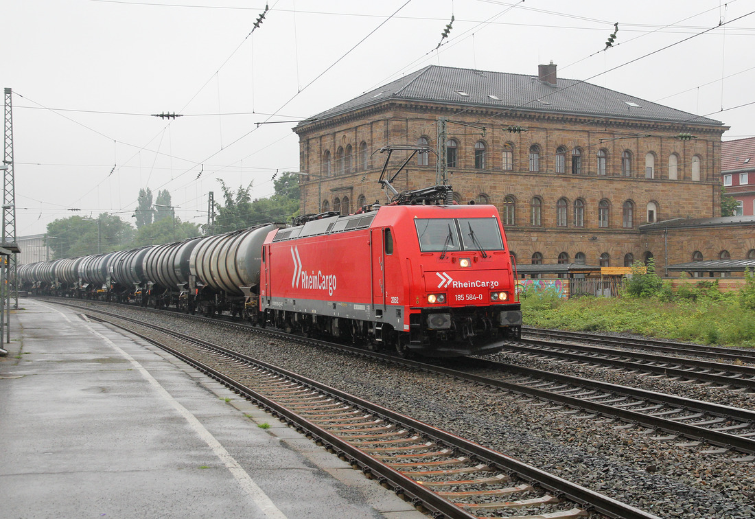 RheinCargo 185 584 mit einem Kesselwagenzug am 10. Juli 2017 in Minden (Westfalen).