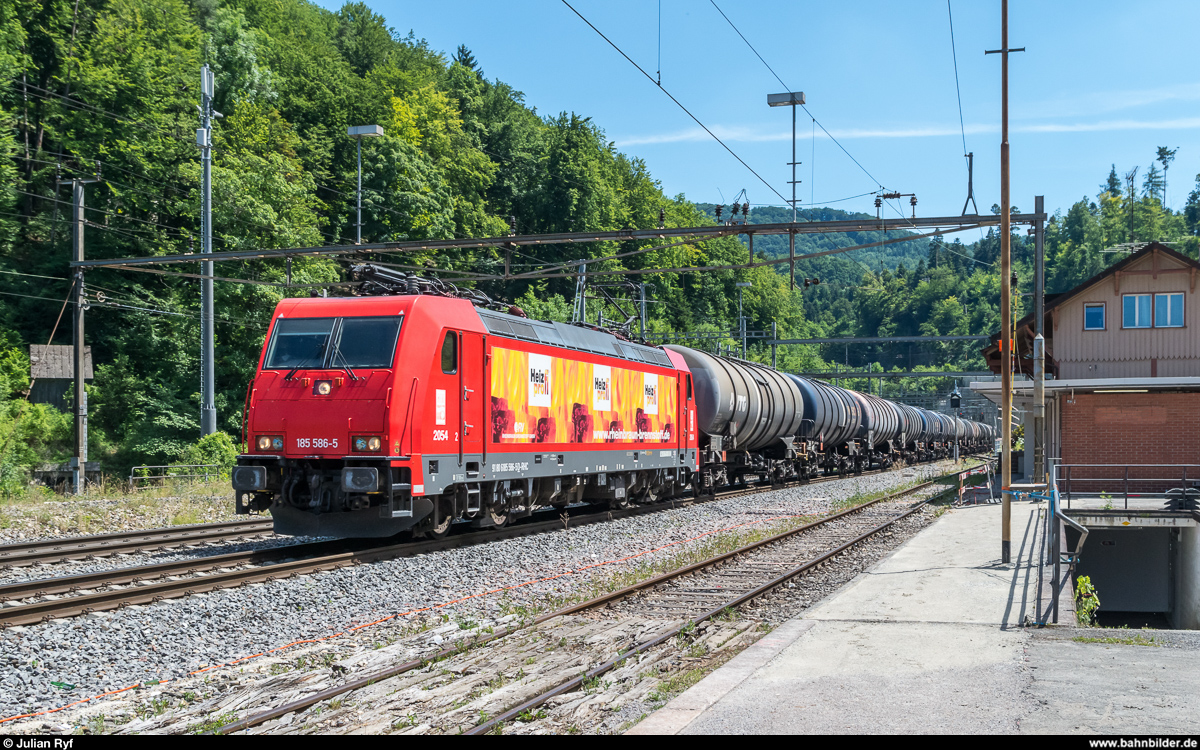 RheinCargo 185 586  Heizprofi  durchfährt am 5. Juli 2017 mit einem Kesselwagenzug den Bahnhof Effingen.