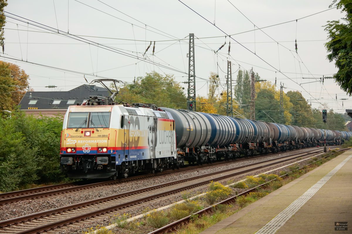 RheinCargo 185 589-9  Martin Luther  mit Kesselzug in Hilden, Oktober 2020.