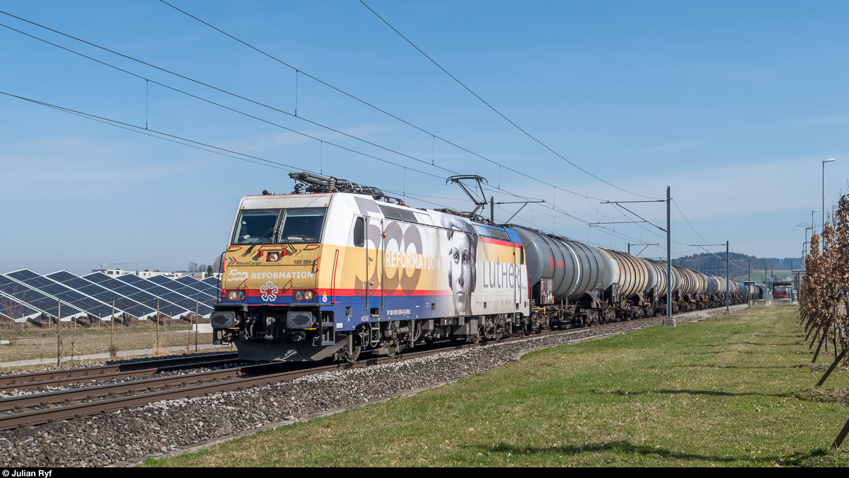 RheinCargo 185 589 mit Werbung für das 500-jährige Jubiläum der Reformation durchfährt am 13. März 2017 mit einem Kesselwagenzug aus Wil SG die Station Winterthur Hegi.